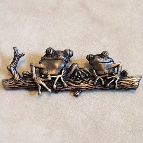J.J. frogs on a log brooch. - Picture 1 of 4